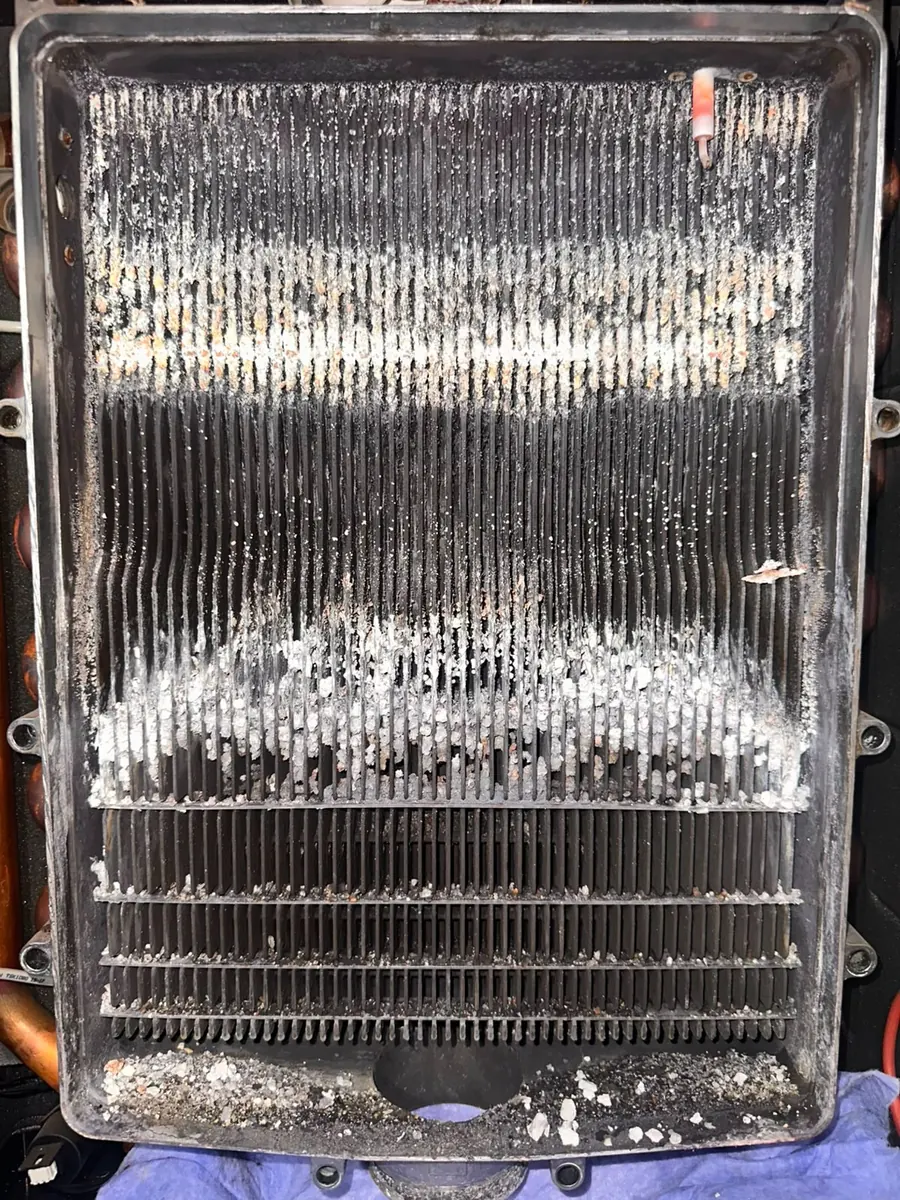 Warmtewisselaar van een CV-ketel voor het onderhoud, vol vuil en kalkaanslag